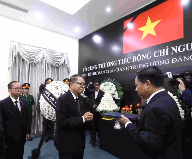 Senior Minister in charge of General Affairs of the Ministry of the Royal Palace Kuy Sophal conveys a letter of condolences from King Norodom Sihamoni to Ambassador Nguyen Huy Tang (Photo: VNA)