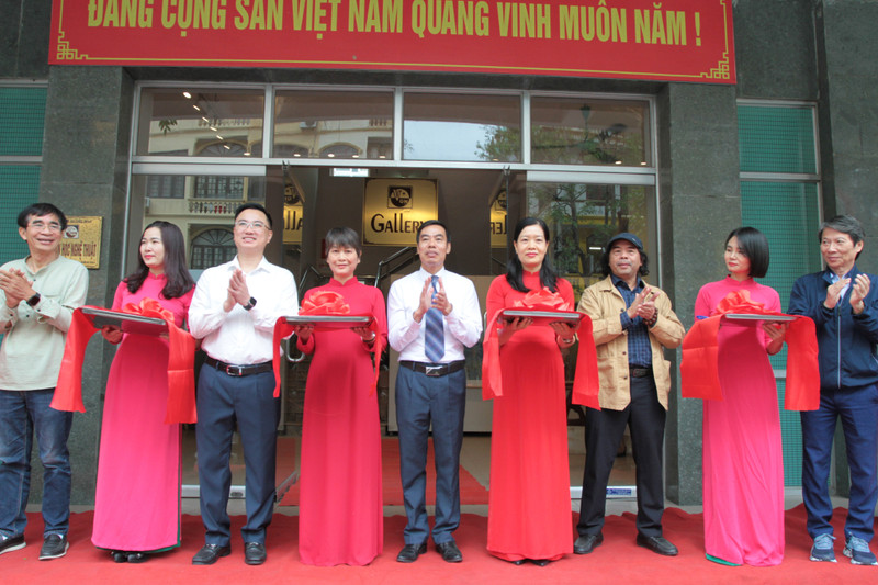 Delegates cut the ribbon to open the exhibition. (Photo: baoquangninh.vn)