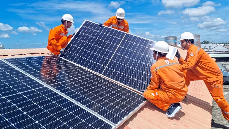 Ho Chi Minh City Power Corporation workers install rooftop solar power systems. (Photo: NAM DUONG)