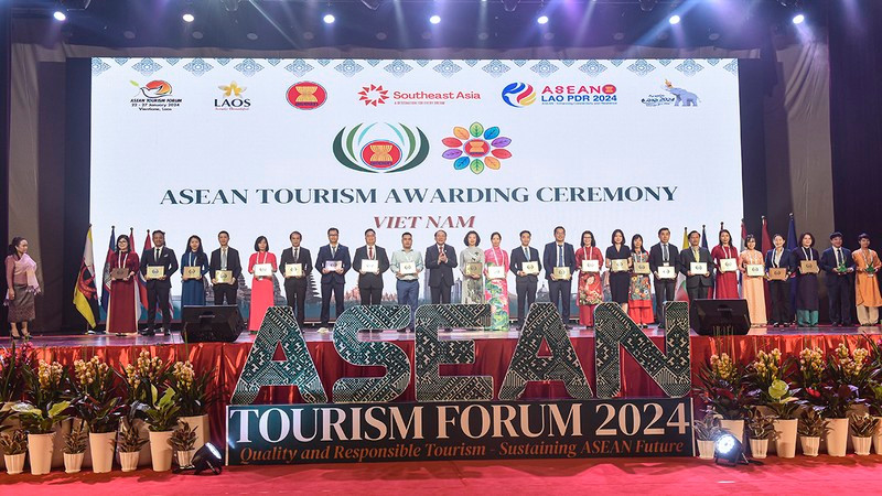 Minister of Culture, Sports and Tourism Nguyen Van Hung presents awards to representatives of units honoured at the event.