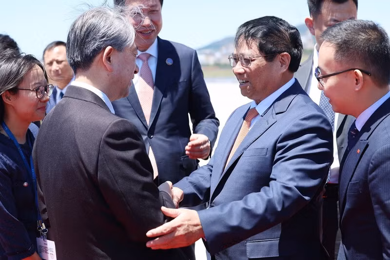 PM Chinh is greeted at the airport. (Photo: VNA)