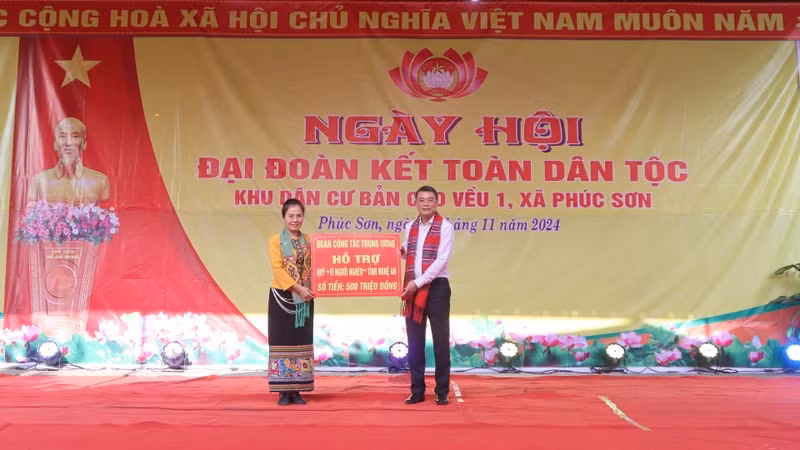 Politburo member Le Minh Hung presents gifts to support the “For the Poor” Fund of Nghe An Province.