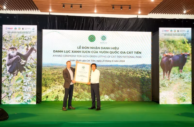 Jake Brunner (L) - IUCN's representative in a ceremony to award GL certificate to Cat Tien National Park (Photo: iucn.org)