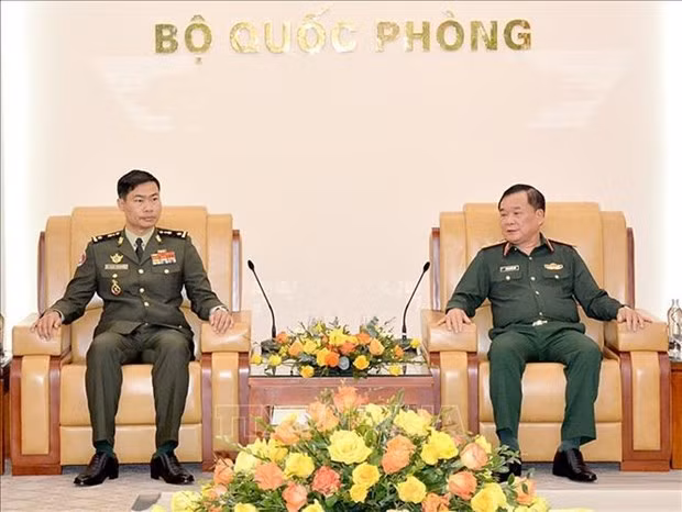 Deputy Minister of National Defence Sen. Lieut. Gen Hoang Xuan Chien (R) and newly-appointed Cambodian Military Attaché in Vietnam Maj. Gen. Leang Sovannara in Hanoi on March 27. (Photo: VNA)