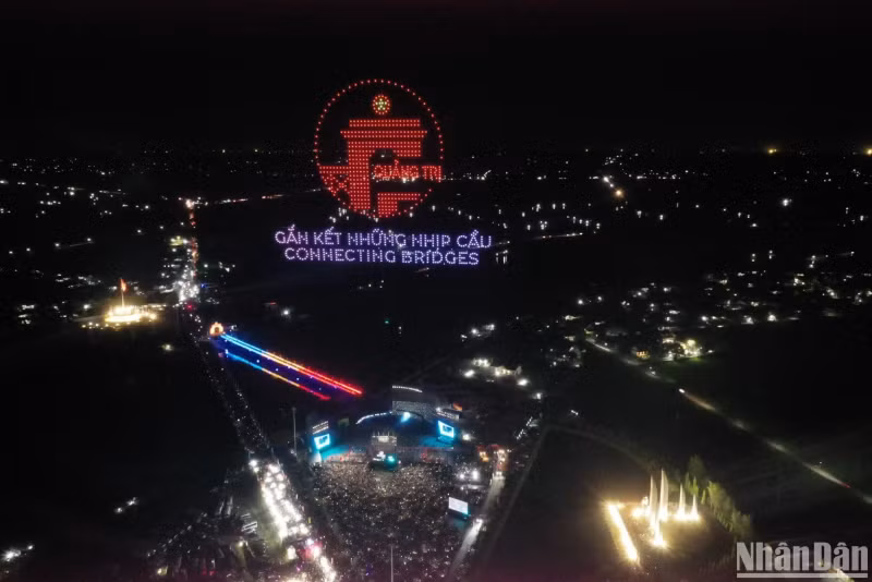 Drone lights draw the Quang Tri logo and the programme themed “Connecting bridges” in the sky of Ben Hai River.