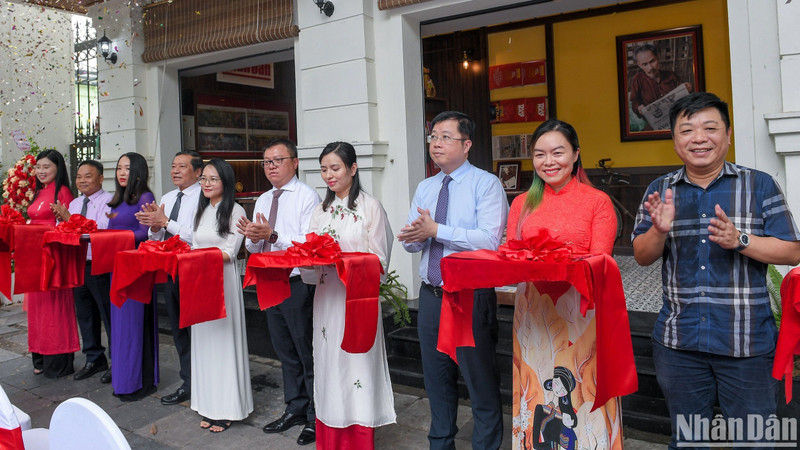 Delegates cut the opening ribbon to launch the exhibition space for experiencing and introducing products of Nhan Dan Newspaper.