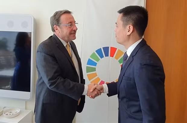 UNDP Administrator Achim Steiner (L) meets with Vietnamese Ambassador Dang Hoang Giang prior to the launch of the 2023/24 Human Development Report in New York on March 13. (Photo: VNA)