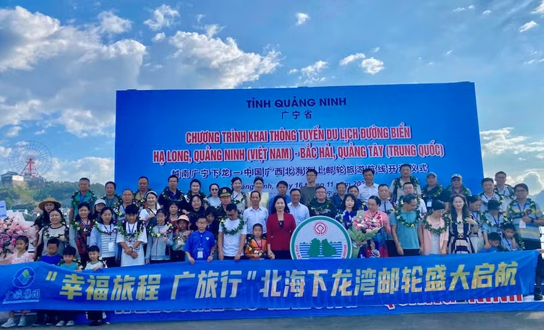 Leaders of Quang Ninh Province and the Department of Tourism take souvenir photos with tourists. Leaders of Quang Ninh Province and the Department of Tourism take souvenir photos with tourists.