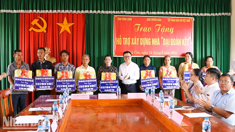 Editor-in-Chief Le Quoc Minh delivers the funding of construction of nine social houses in Tra Vinh.