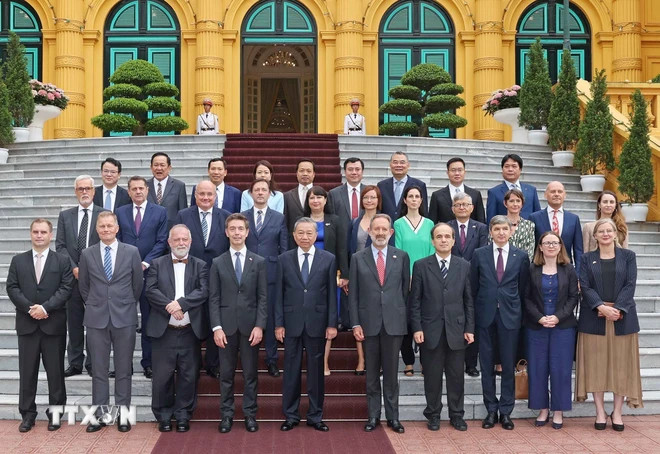President To Lam (fifth from left) and EU ambassadors and chargés d’affaires pose for a photo in Hanoi on June 7. (Photo: VNA)