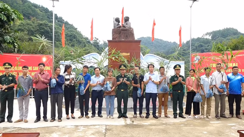 Representatives of Ba Son Border Guard Station, Lang Son Province, presented bamboo seedlings to people implementing the “Vietnamese Border Bamboo Fence” model.