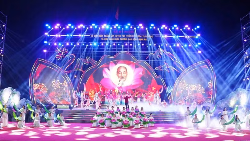 The ceremony features many special art performances.