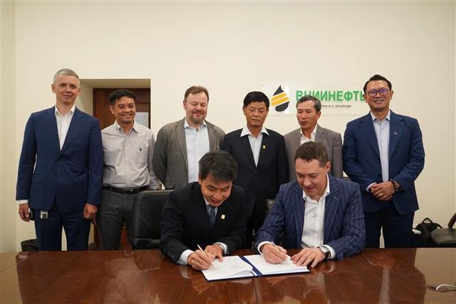 At the signing ceremony of a memorandum of understanding between PVEP’s technical centre (PVEP - ITC) and VNIINeft in Russia on May 24 (Photo: VNA)