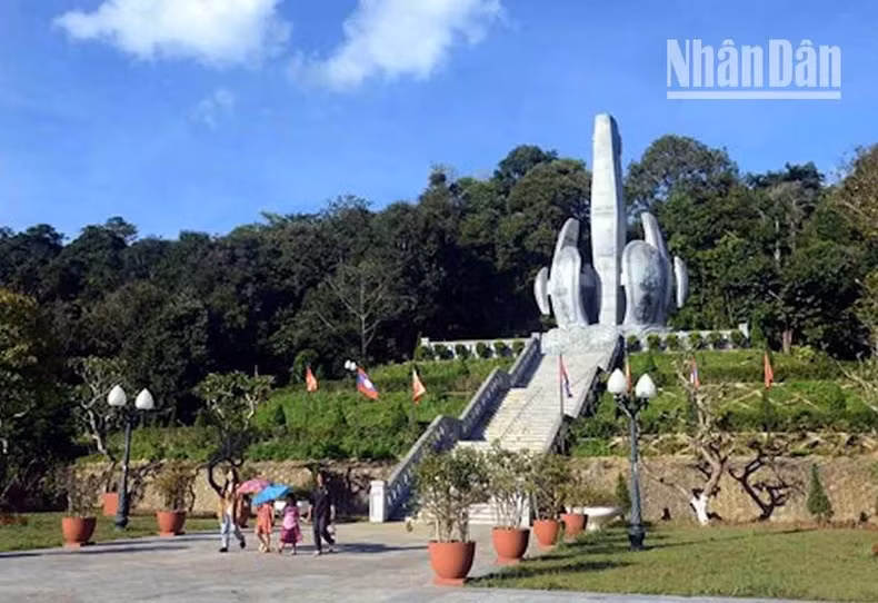 Phieng Sa Village, Chieng On Commune, now Lao Kho Village, Phieng Khoai Commune, Yen Chau District, Son La Province (Vietnam), has become a place that holds many special marks of diplomacy, cooperation, alliance and solidarity that is unique in the world.
