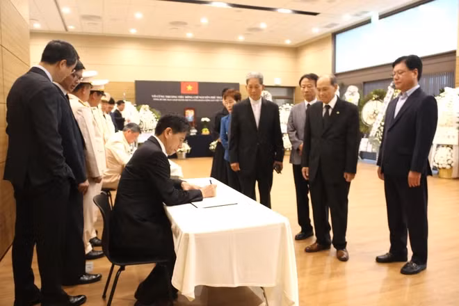 Chairman of the Korea – Vietnam Economic and Cultural Association (KOVECA) Kwon Sung Taek, representing friendship organisations with Vietnam, signs the condolence book. (Photo: VNA)