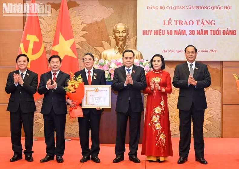 NA Chairman Tran Thanh Man (third from right) presents the 40-year Party membership badge to Nguyen Duc Hai, member of the Party Central Committee and Vice Chairman of the legislature, on June 7. (Photo: NDO)