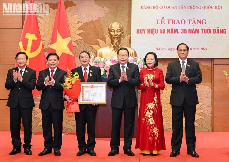 NA Chairman Tran Thanh Man (third from right) presents the 40-year Party membership badge to Nguyen Duc Hai, member of the Party Central Committee and Vice Chairman of the legislature, on June 7. (Photo: NDO)