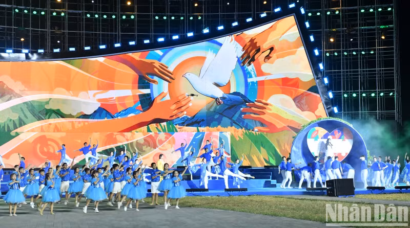 The festival, the first of its kind to be held in Quang Tri Province and the country in general, aims to honour the value of peace and convey the message of peace of the people of Quang Tri, the Vietnamese people, and peace-loving peoples around the world.