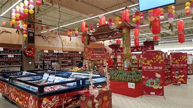 Vietnamese products are sold at the Carrefour hypermarket in the Westfield Carré Sénart shopping centre in Seine-et-Marne province, Île-de-France. (Photo: VNA)