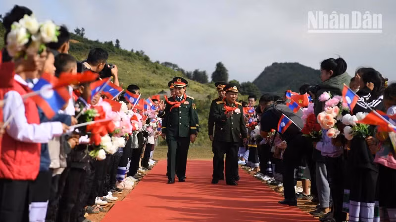 General Phan Van Giang, Politburo member, Deputy Secretary of the Central Military Commission, Minister of Defence of Vietnam, and General Chansamone Chanyalath, Deputy Prime Minister, Minister of Defence of Laos, during the 2nd Vietnam-Laos border defence friendship exchange meeting in 2024 at Long Sap Border Gate (Vietnam) and Pa Hang Border Gate (Laos).