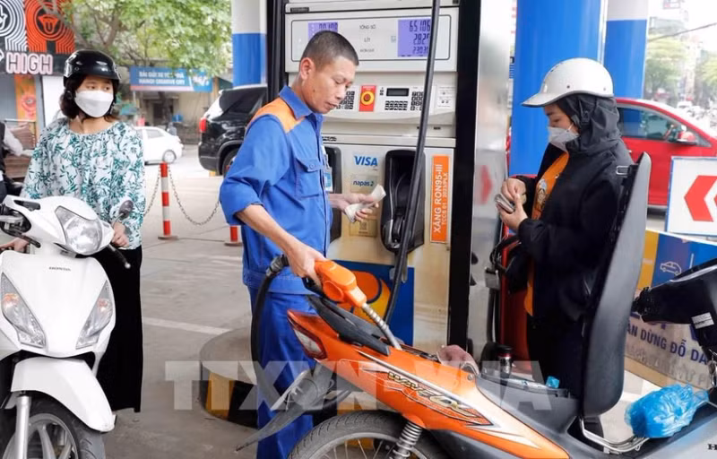 Petrol prices revised down on September 5 (Photo: VNA)