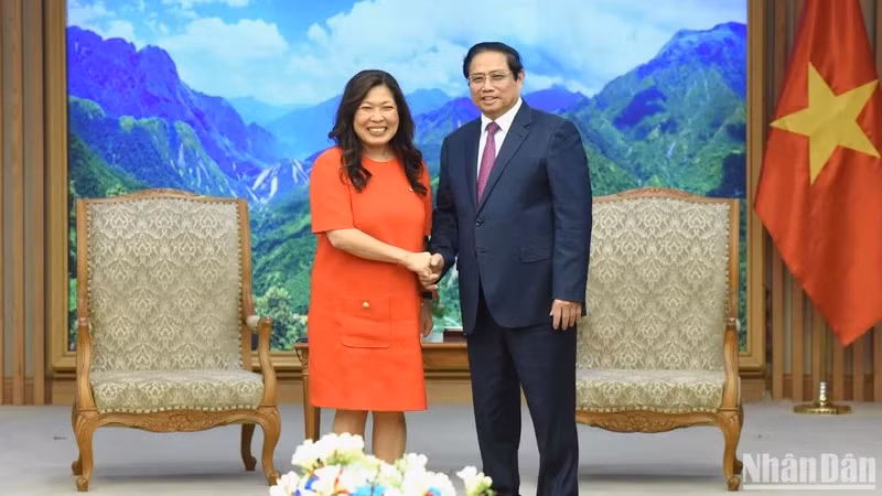 Prime Minister Pham Minh Chinh (right) and Canadian Minister of Export Promotion, International Trade and Economic Development Mary Ng. (Photo: VNA)