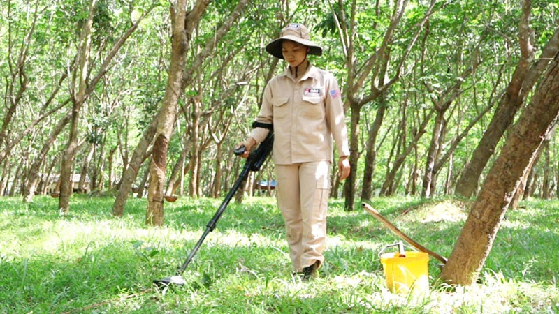 Female staff of MAG Quang Binh Project during a working session at the scene in Tay Trach Commune, Bo Trach District.