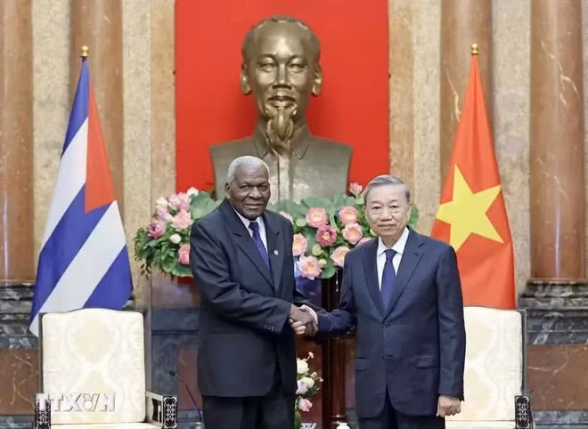 President To Lam (R) and President of the National Assembly (NA) of People's Power of Cuba Esteban Lazo Hernandez in Hanoi on July 24. (Photo: VNA)