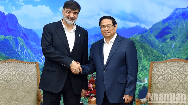 Prime Minister Pham Minh Chinh (R) and Brigadier General Ahmad Reza Radan, the commander of Iran’s Law Enforcement Command, at their meeting in Hanoi on May 14. (Photo: NDO)