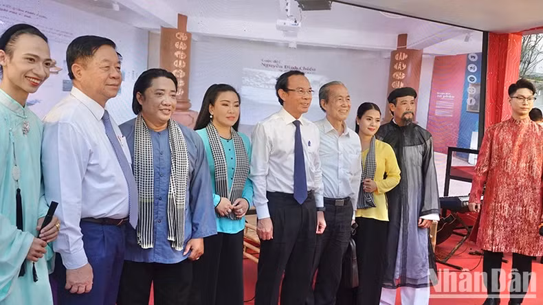 Delegates pose for a souvenir photo at the Southern art space.