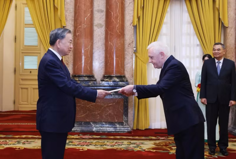 Party General Secretary and State President To Lam (left) receives the credentials from Argentinian Ambassador Marcos Antonio Bednarski on August 12. (Photo: VNA)