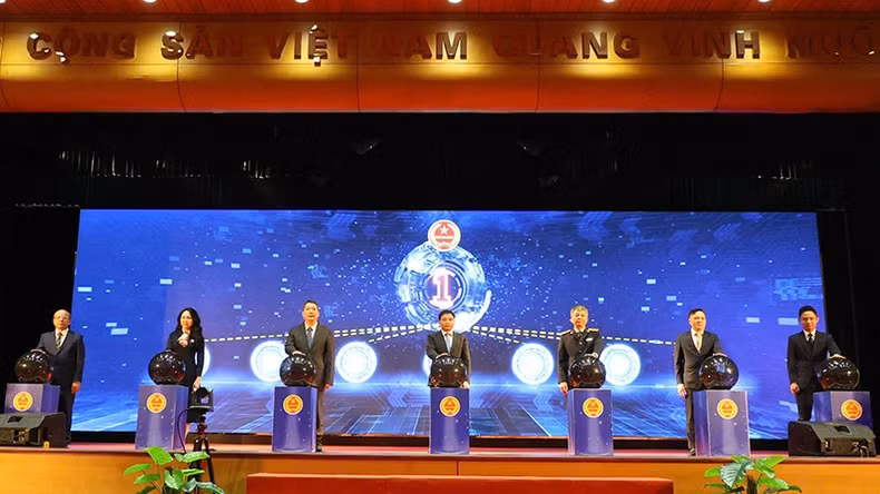 Ceremony to officially activate the operation of the electronic information portal for households and individuals doing business to register, declare, and pay taxes from e-commerce and business on digital platforms. Ceremony to officially activate the operation of the electronic information portal for households and individuals doing business to register, declare, and pay taxes from e-commerce and business on digital platforms.