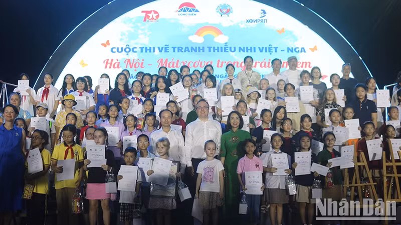 The delegates, organisers, and judges take a souvenir photo with students participating in the contest.