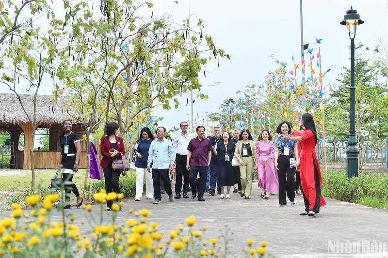 Minister of Foreign Affairs Bui Thanh Son and his spouse Vu Thi Bich Ngoc and the delegates attend the event.