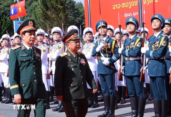 Vietnamese Minister of National Defence Gen. Phan Van Giang (left) and his Lao counterpart Gen. Chansamone Chanyalath inspect the guard of honour at the second Vietnam-Lao border defence friendship exchange on October 22. (Photo: VNA)