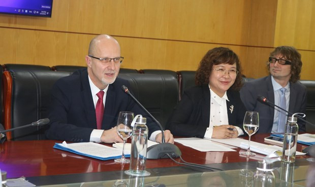 Chairman of the Committee on Public Administration, Regional Development and Environment of the Czech Republic Zbynek Linhart speaks at the working session (Photo: baotainguyenmoitruong.vn)