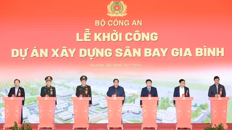 PM Pham Minh Chinh addresses the groundbreaking ceremony for Gia Binh Airport in Bac Ninh province on December 10. (Photo: VNA)