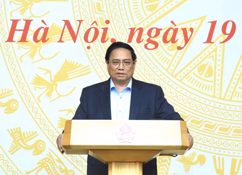 PM Pham Minh Chinh chairs the Government’s hybrid conference with ministers, heads of sectors and chairmen of the People’s Committees of centrally-run cities and province. (Photo: NDO)