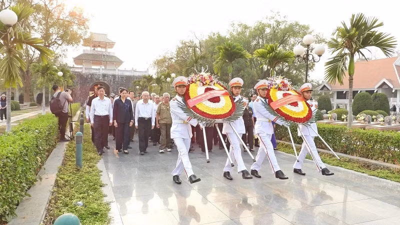 VFF President Do Van Chien and Dien Bien soldiers, young volunteers, and frontline workers pay tribute to heroes and martyrs at the A1 martyrs cemetery.