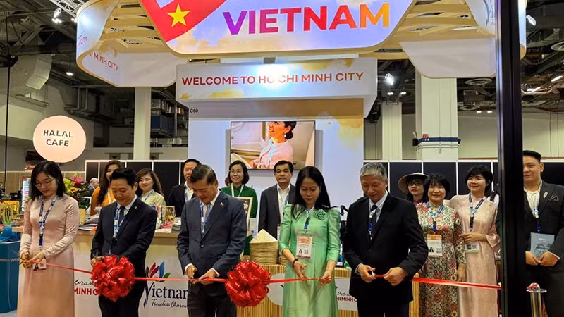 At the ribbon-cutting ceremony to open the Vietnam - Ho Chi Minh City tourism booth at ITB Asia 2024.