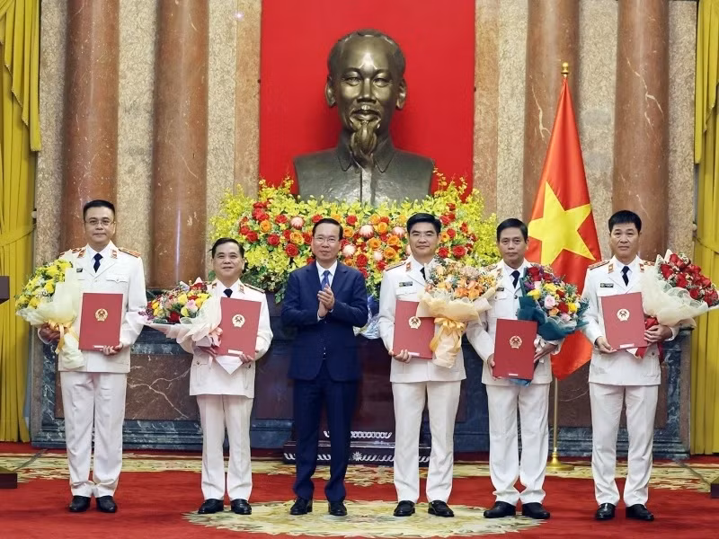 President Vo Van Thuong (third from left) presents appointment decision to procurators of Supreme People’s Procuracy. (Photo: VNA) 