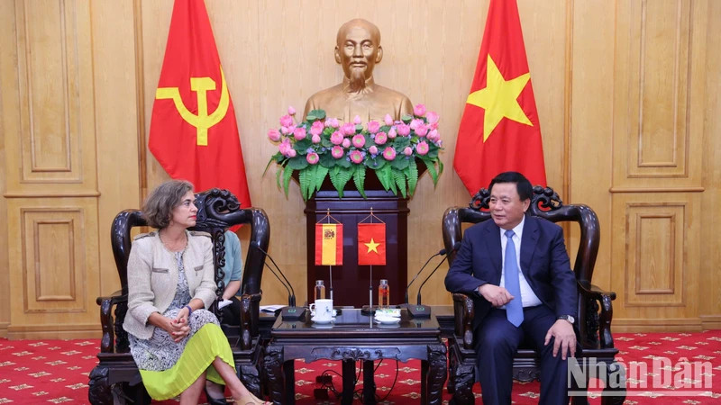 Politburo member, President of the Ho Chi Minh National Academy of Politics Nguyen Xuan Thang (right) meets new Spanish Ambassador to Vietnam Carmen Cano de Lasala. (Photo: NDO)