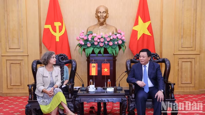 Politburo member, President of the Ho Chi Minh National Academy of Politics Nguyen Xuan Thang (right) meets new Spanish Ambassador to Vietnam Carmen Cano de Lasala. (Photo: NDO)
