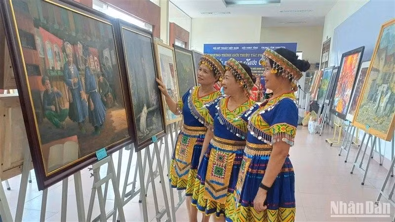Visitors to the painting exhibition