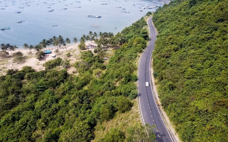 National Highway 29 Phu Yen-Dak Lak connects Vung Ro port in the southern economic zone of Phu Yen with the Central Highlands provinces. (Photo: Trung Thi)