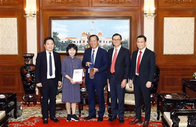 Phan Van Mai, Chairman of the municipal People’s Committee (C) receives Hirose Noriko (second from the left), Tourism Ambassador of HCM City in Aichi. (Photo: VNA)