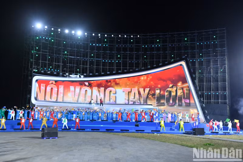 The red thread of the festival is the passionate patriotism of Vietnamese people throughout history, affirming their strength, will, and humanity, thereby joining hands to create peace in Vietnam and the world through practical activities.