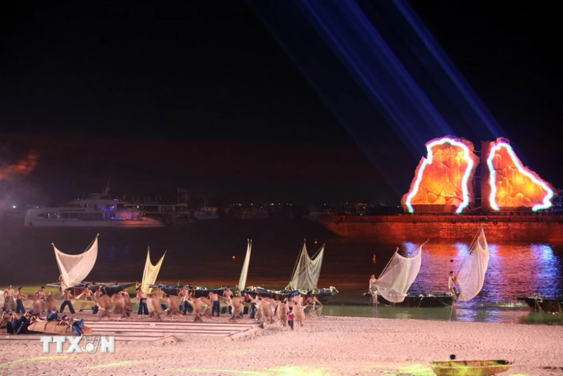 A live performance recreating the fishing scene on Ha Long Bay at the opening ceremony of the Ha Long Carnival. (Photo: VNA)