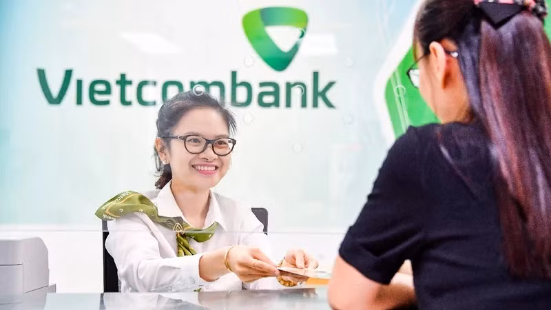 Transaction at Vietcombank. (Photo: NDO)