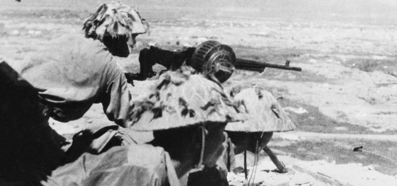 A machine gun unit attacks on the central area. (Photo: VNA)